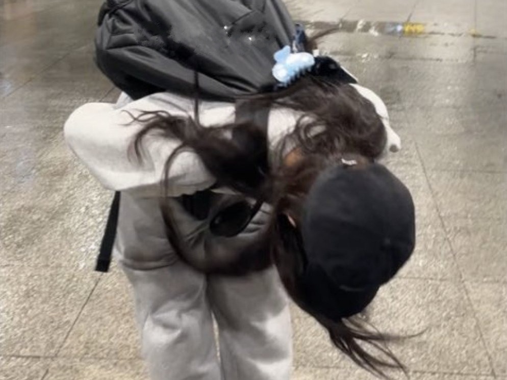 Jennie cui gap nguoi o san bay hinh anh