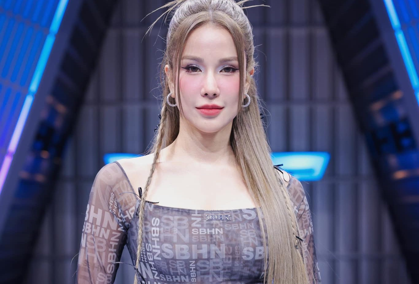 Diep Lam Anh xin loi chong cu hinh anh