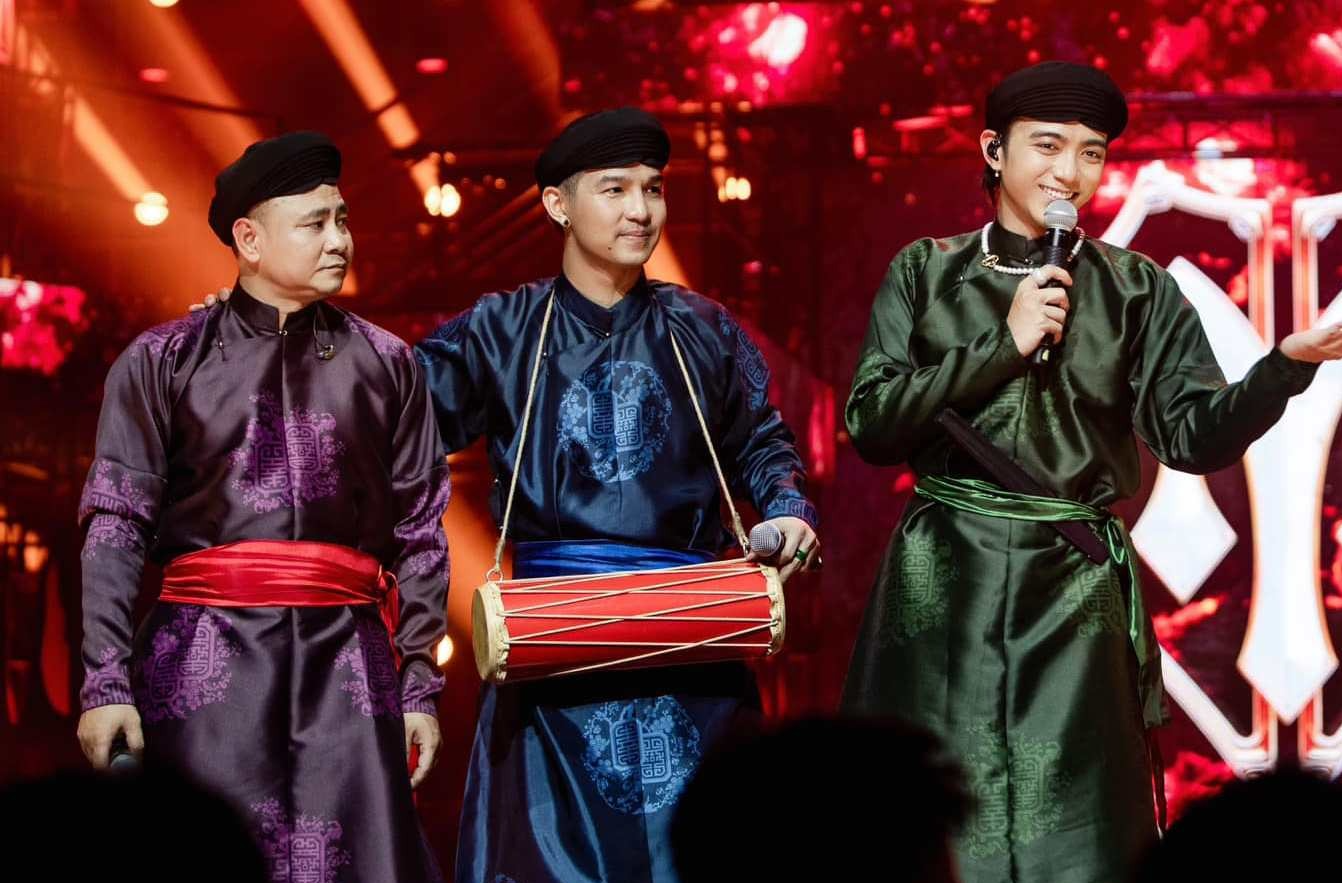 E-kip Anh trai vuot ngan chong gai xin loi hinh anh