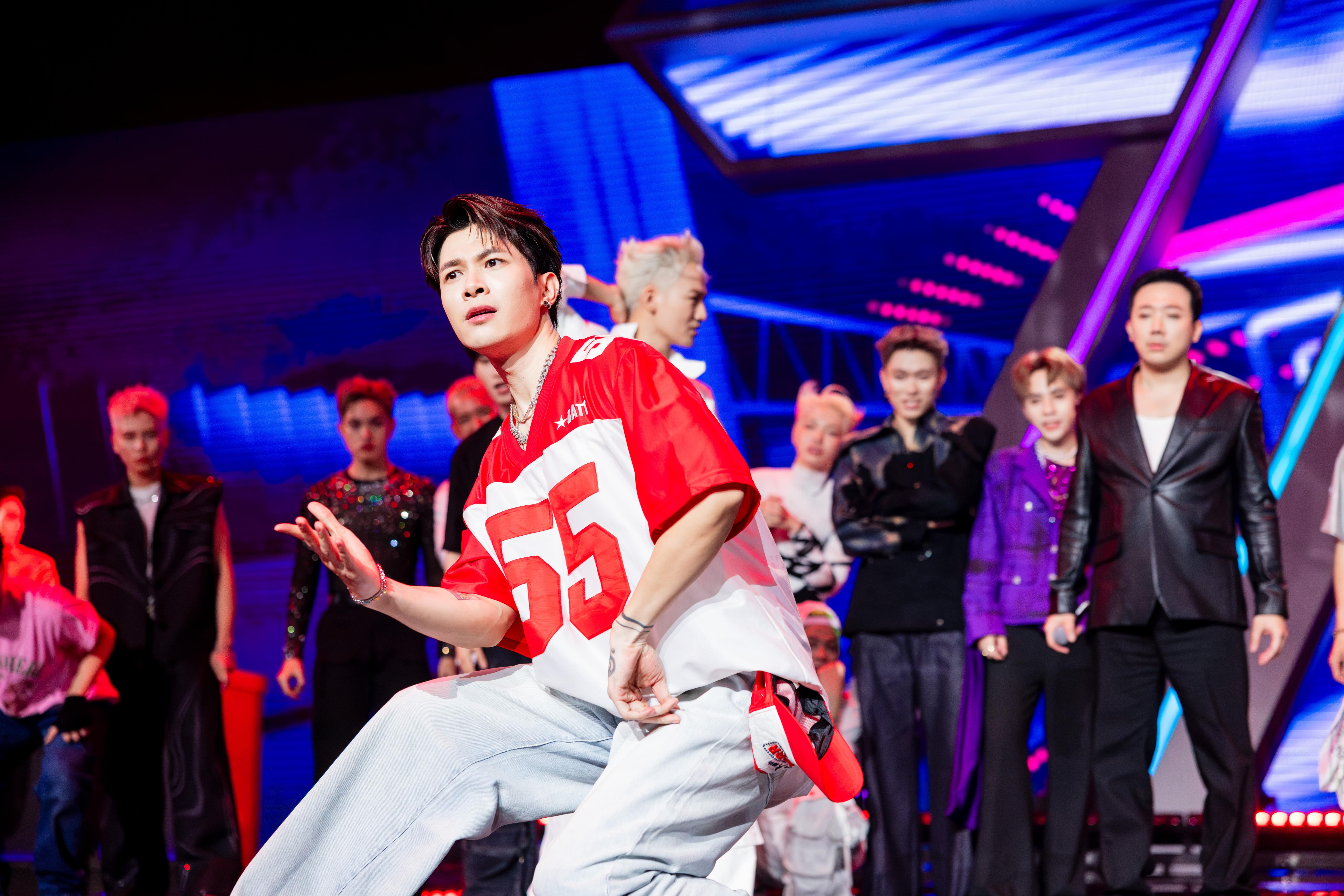 Anh trai "say hi" anh 2