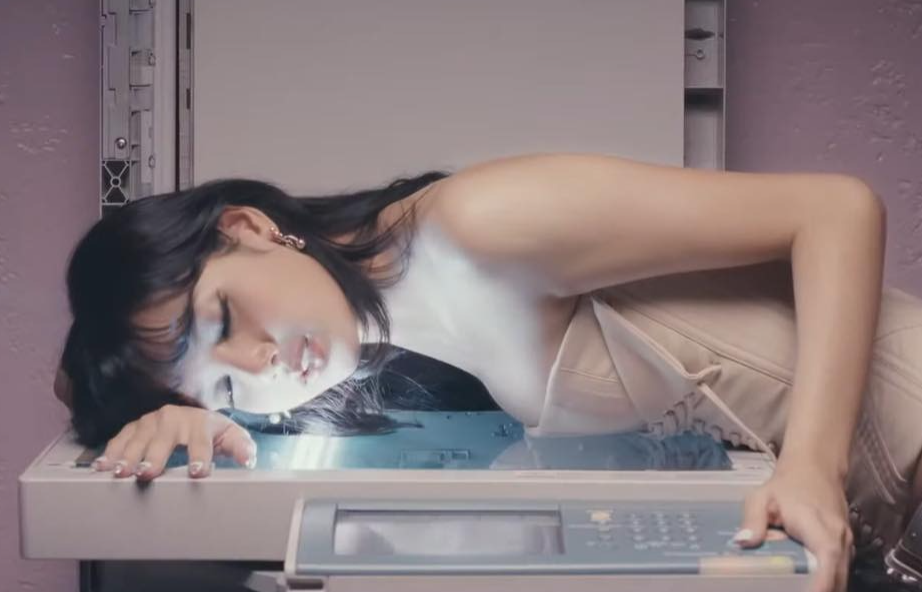 Lisa gay choang ngop hinh anh