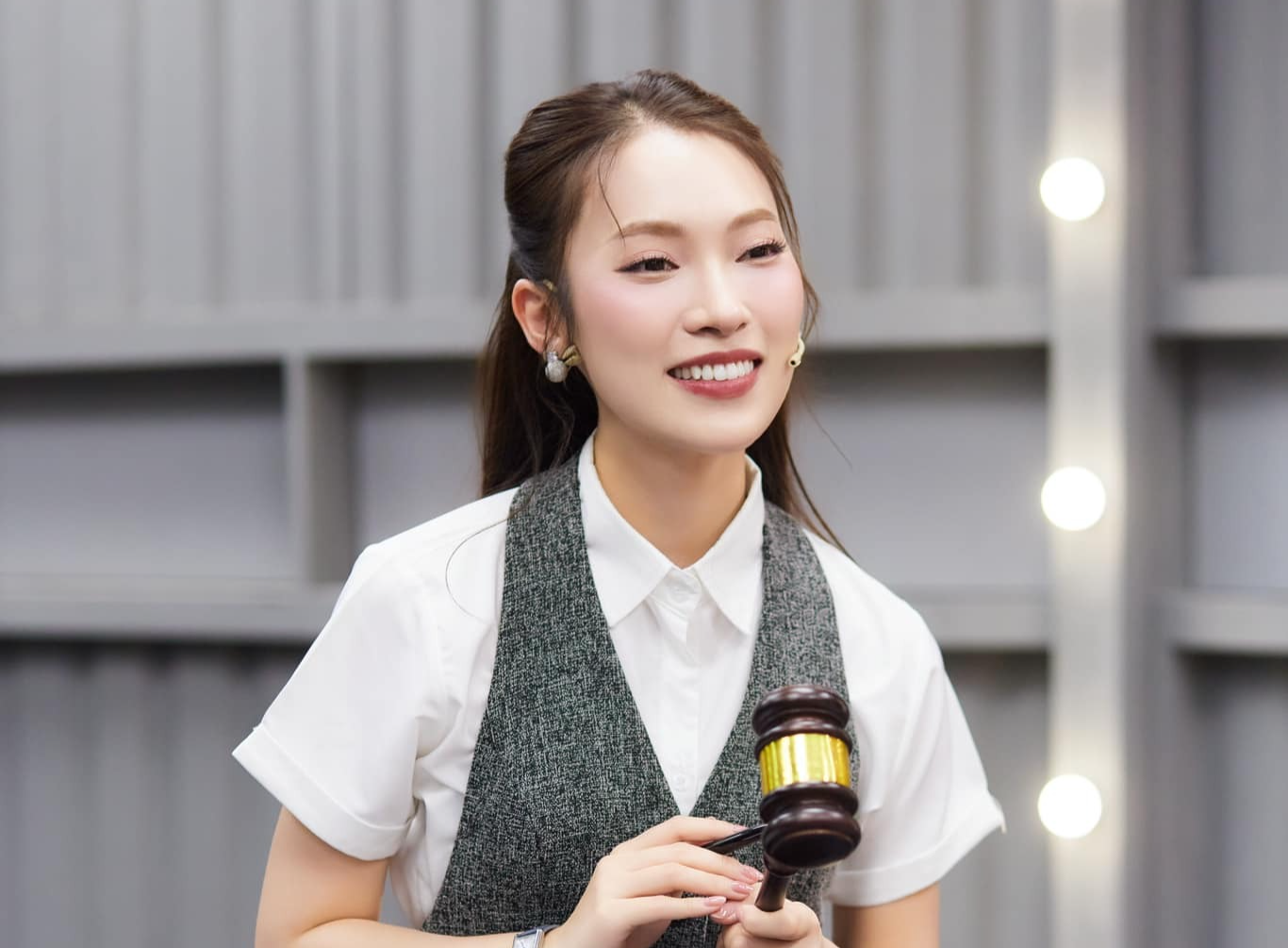 Khanh Vy gay tranh luan hinh anh