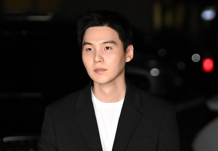 SUGA bi truy to hinh anh