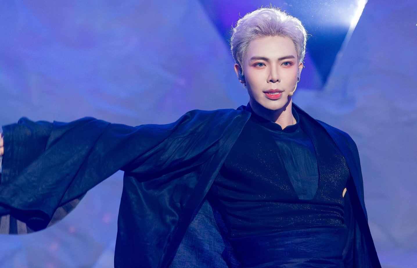 Erik xin loi khan gia hinh anh