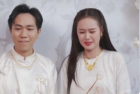 Quynh Anh khoc nuc no ben Anh Duc hinh anh