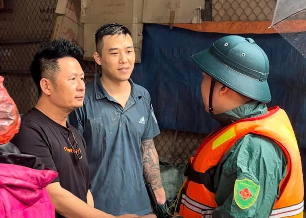 Bang Kieu toi Yen Bai giup nguoi dan, Ha Anh Tuan ung ho 1 ty dong hinh anh