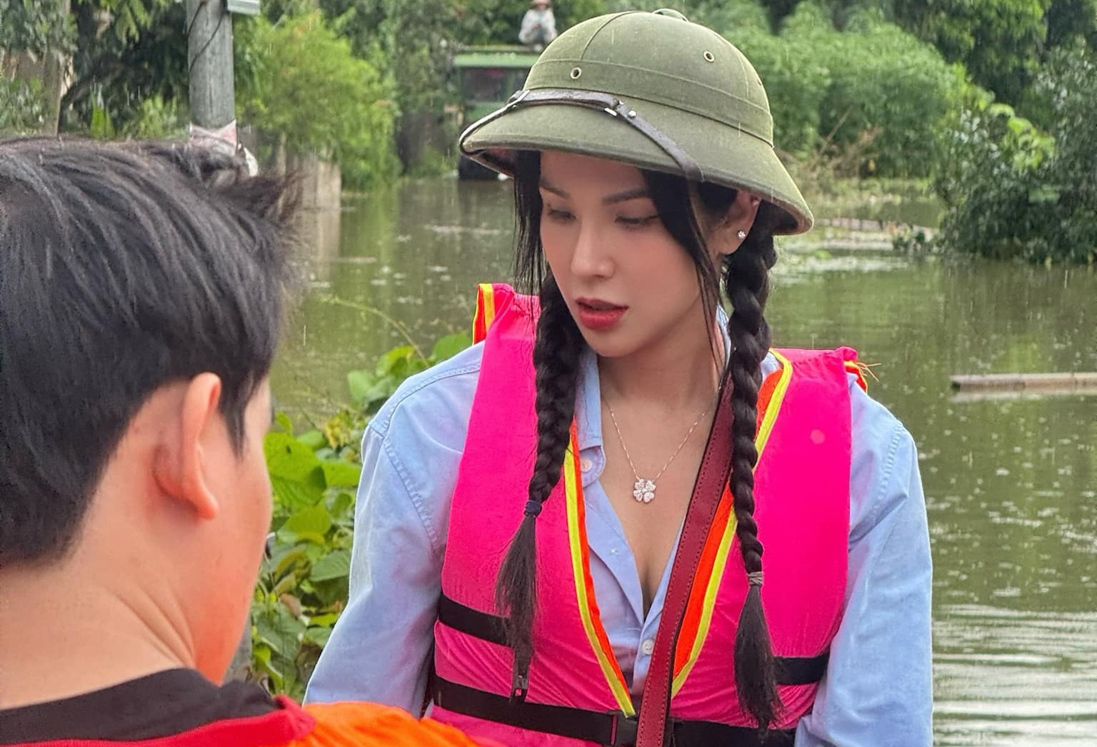 Sao Viet gop them hang ty dong de giup nguoi dan vung lu hinh anh