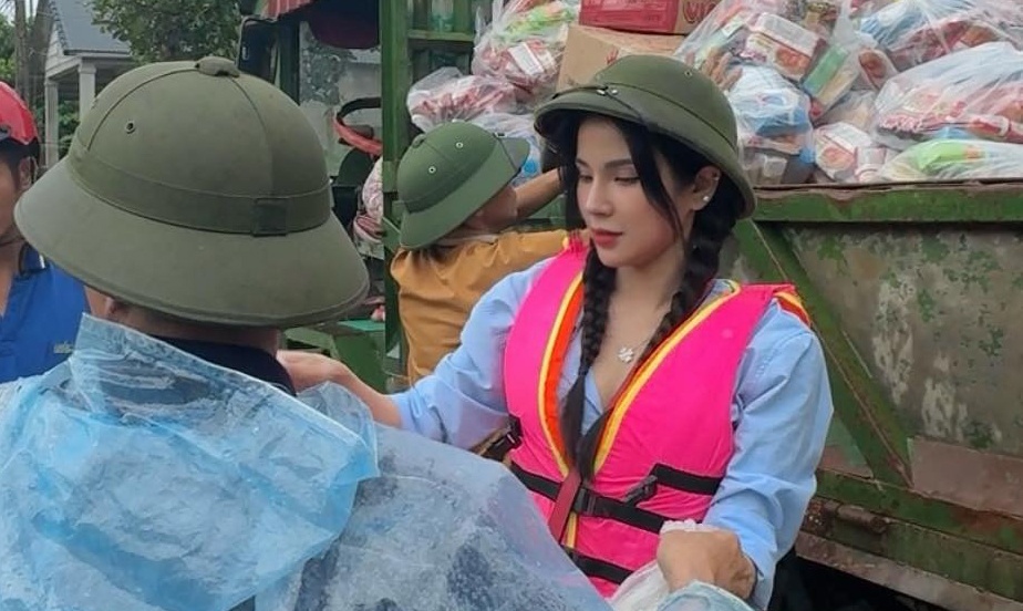 Diep Lam Anh giai thich khi bi noi trang phuc khong phu hop hinh anh