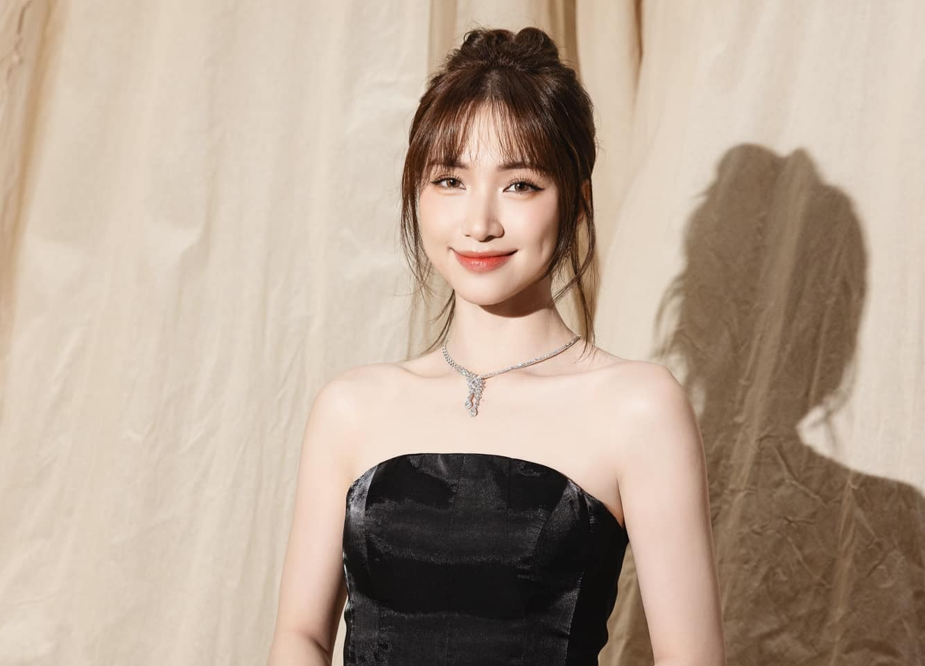 Hoa Minzy len tieng viec nhan nuoi be gai o Lang Nu hinh anh