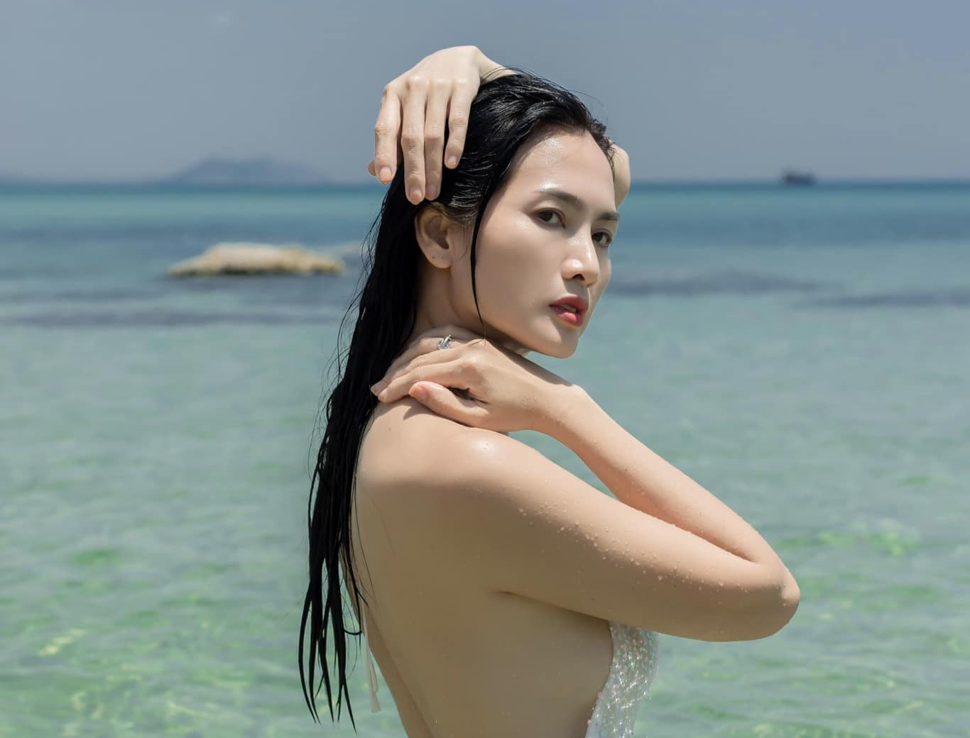 Anh Thu buc xuc hinh anh