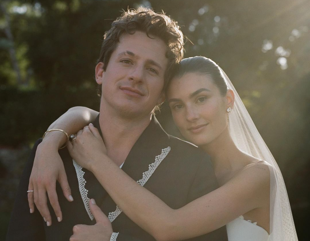 Charlie Puth cuoi hinh anh