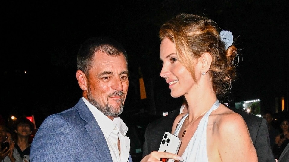 Lana Del Rey cuoi huong dan vien du lich hinh anh