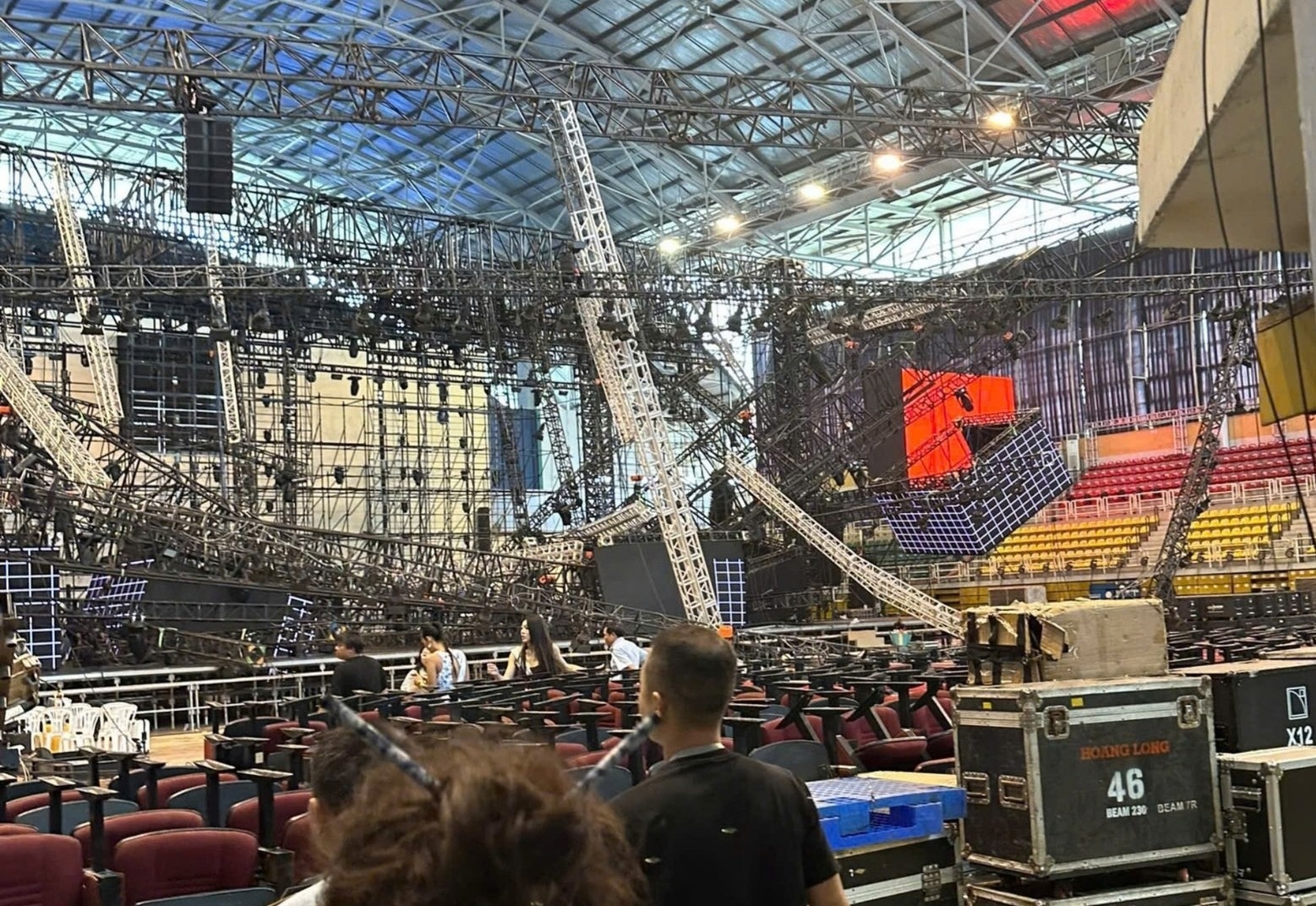 San khau Miss Cosmo 2024 tai TP.HCM gap su co hinh anh