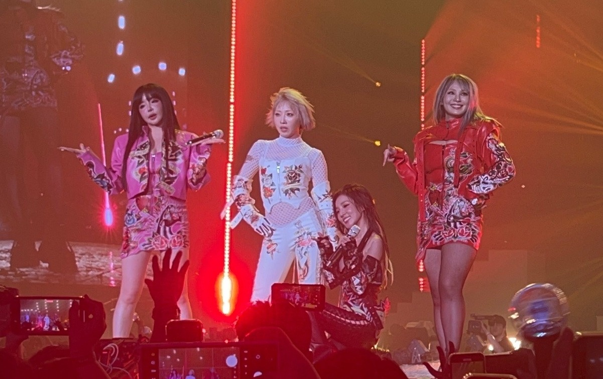 2NE1 bung no ngay tro lai hinh anh