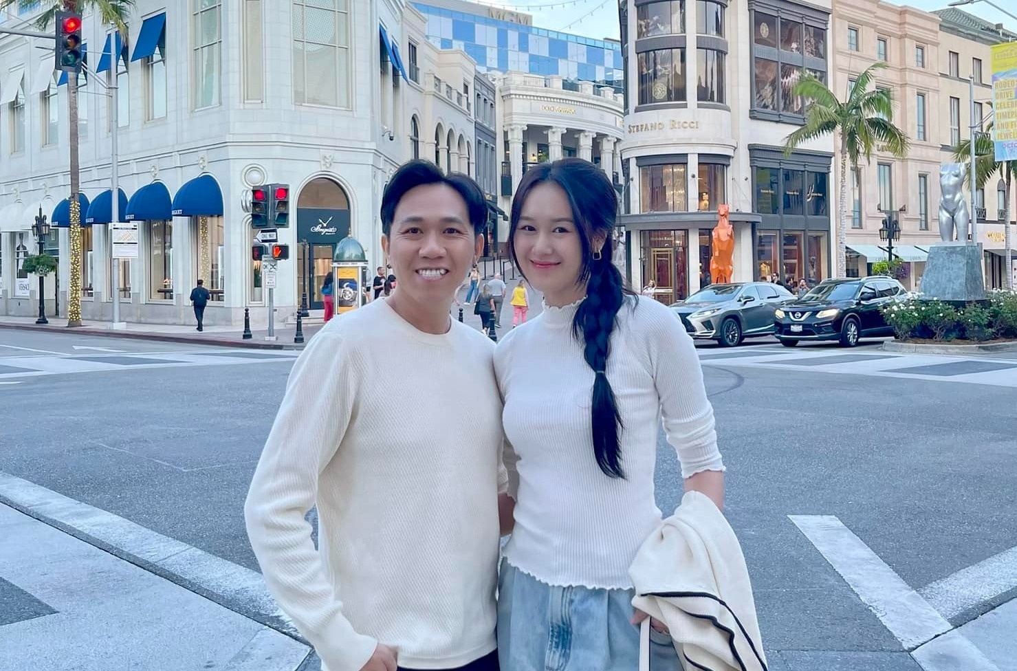 Vo chong Anh Duc du lich sau hon le hinh anh