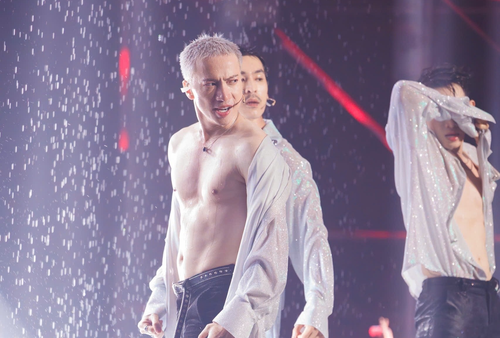 Anh trai vuot ngan chong gai het sot hinh anh