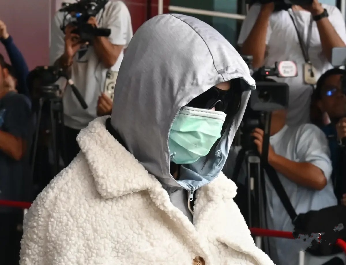 My nhan Thai Lan bit kin mat khi bi dua toi noi giam giu hinh anh