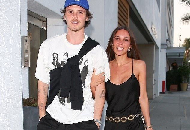 Con trai Beckham hon ban gai tren pho hinh anh