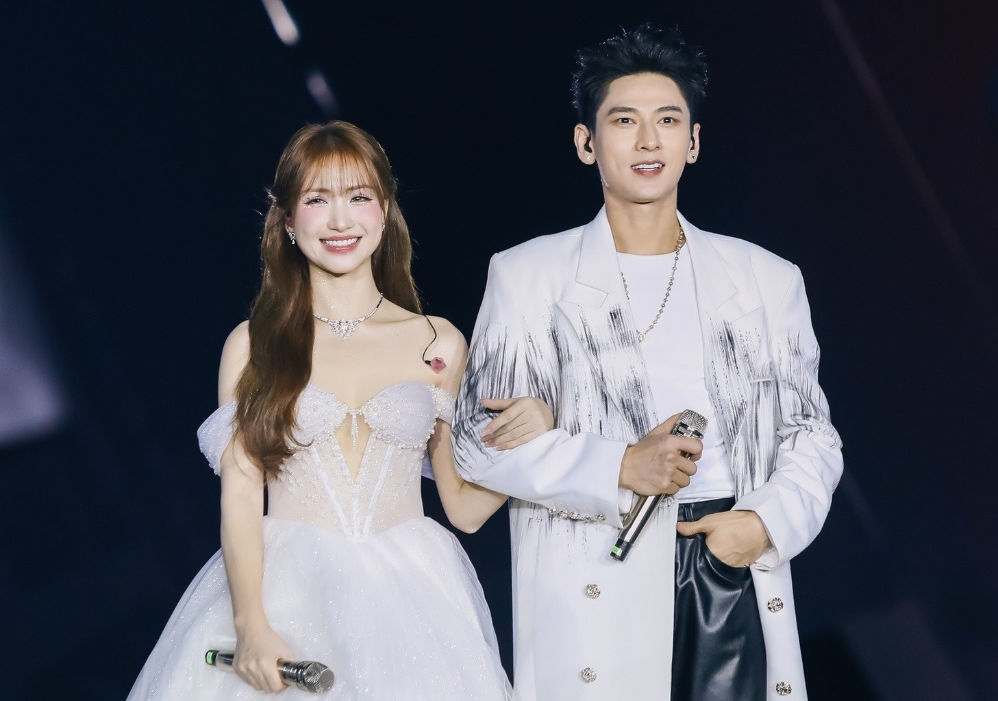 Tranh cai 78.000 khan gia toi xem concert Anh trai 'say hi' hinh anh