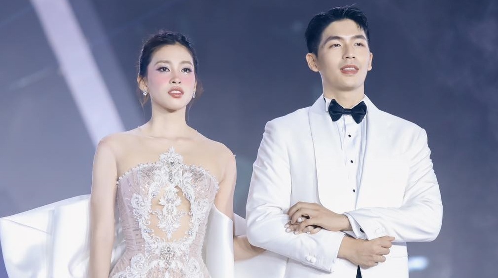 78.000 khan gia xem concert Anh trai 'say hi' co vo ly? hinh anh