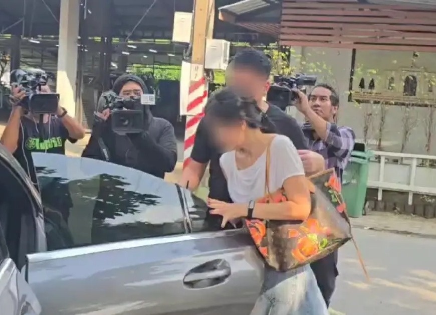 Vo dien vien Thai Lan bo chay khi tham chong o trai giam hinh anh