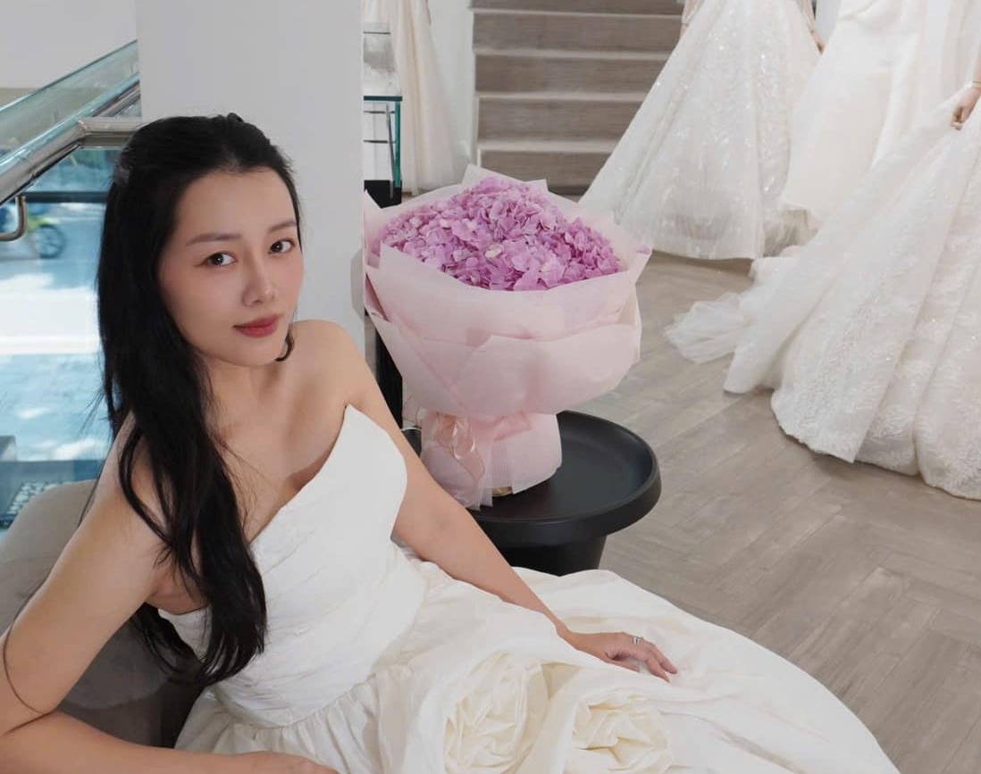 Quynh Chi mac vay cuoi hinh anh