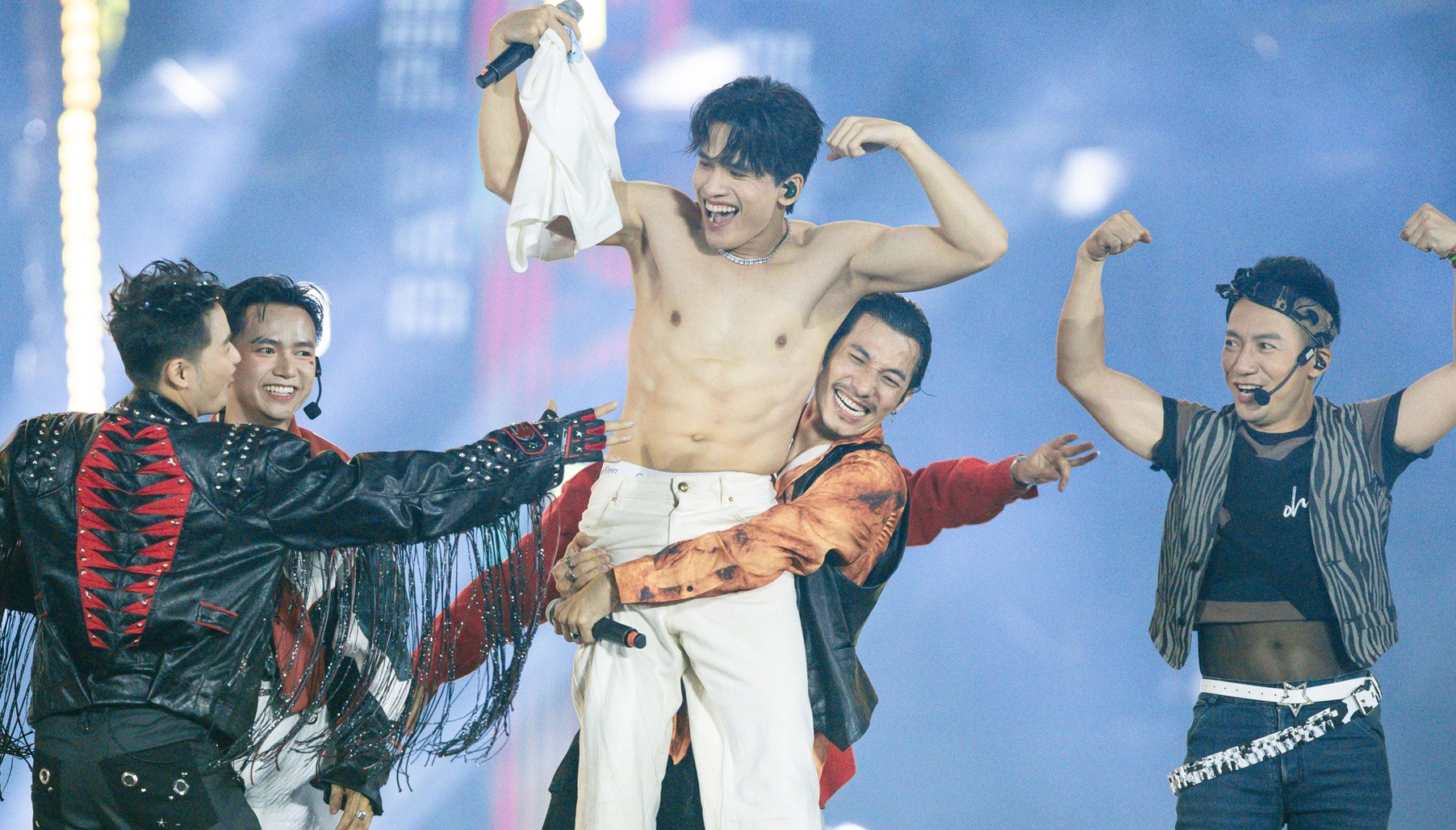 Khan gia Viet 'gianh giat' ve xem cac anh trai hinh anh