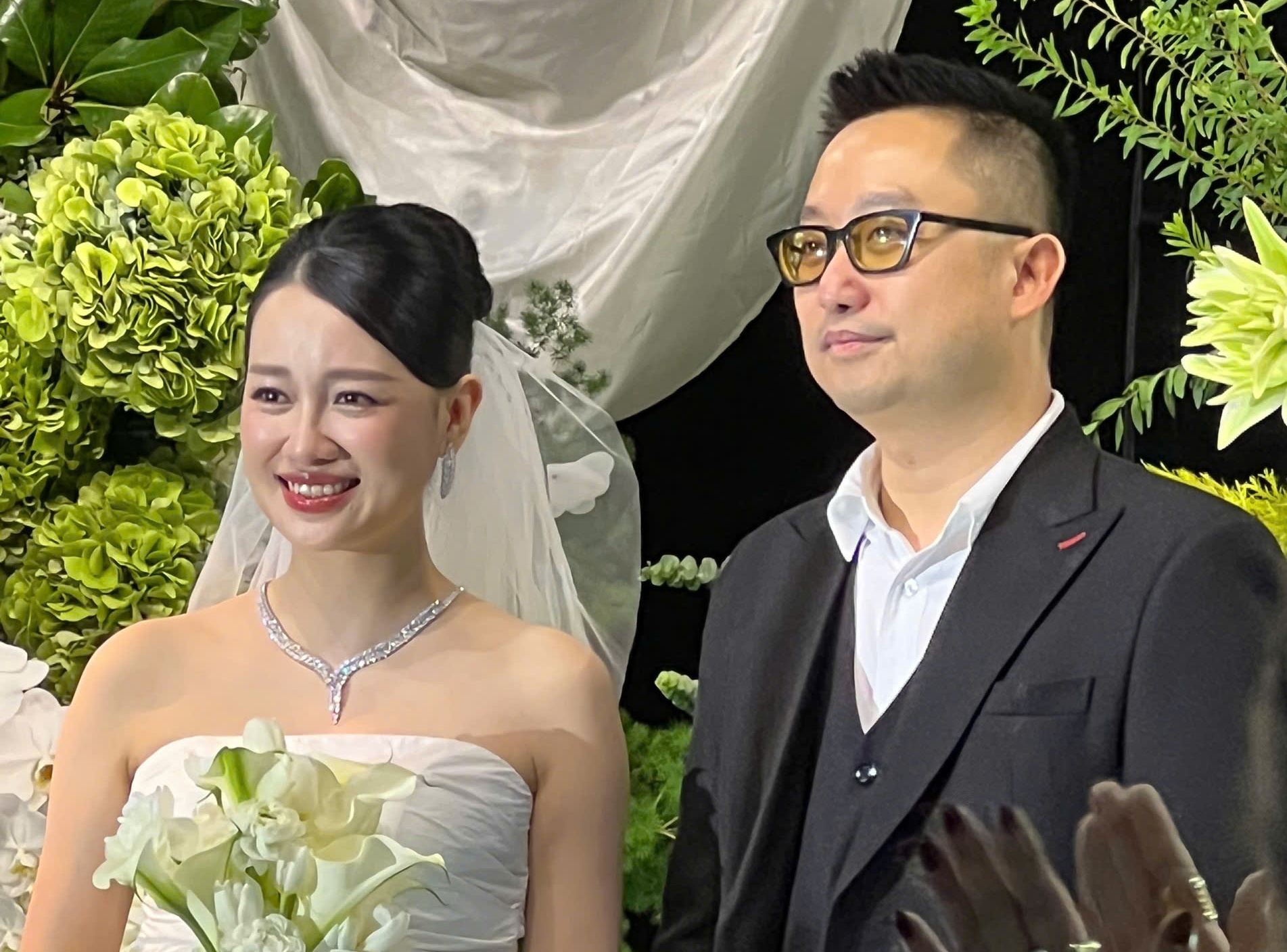 Quynh Chi bat khoc trong hon le hinh anh