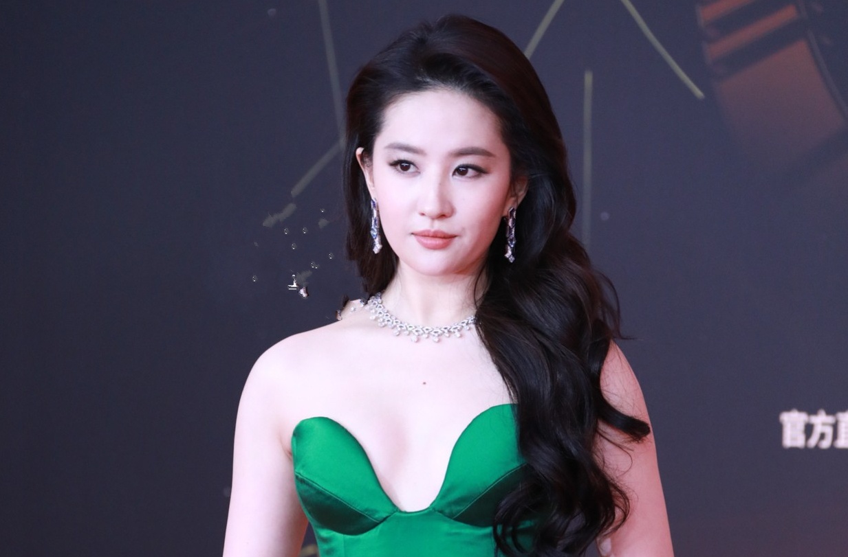 Luu Diec Phi lan at dan em tren tham do hinh anh