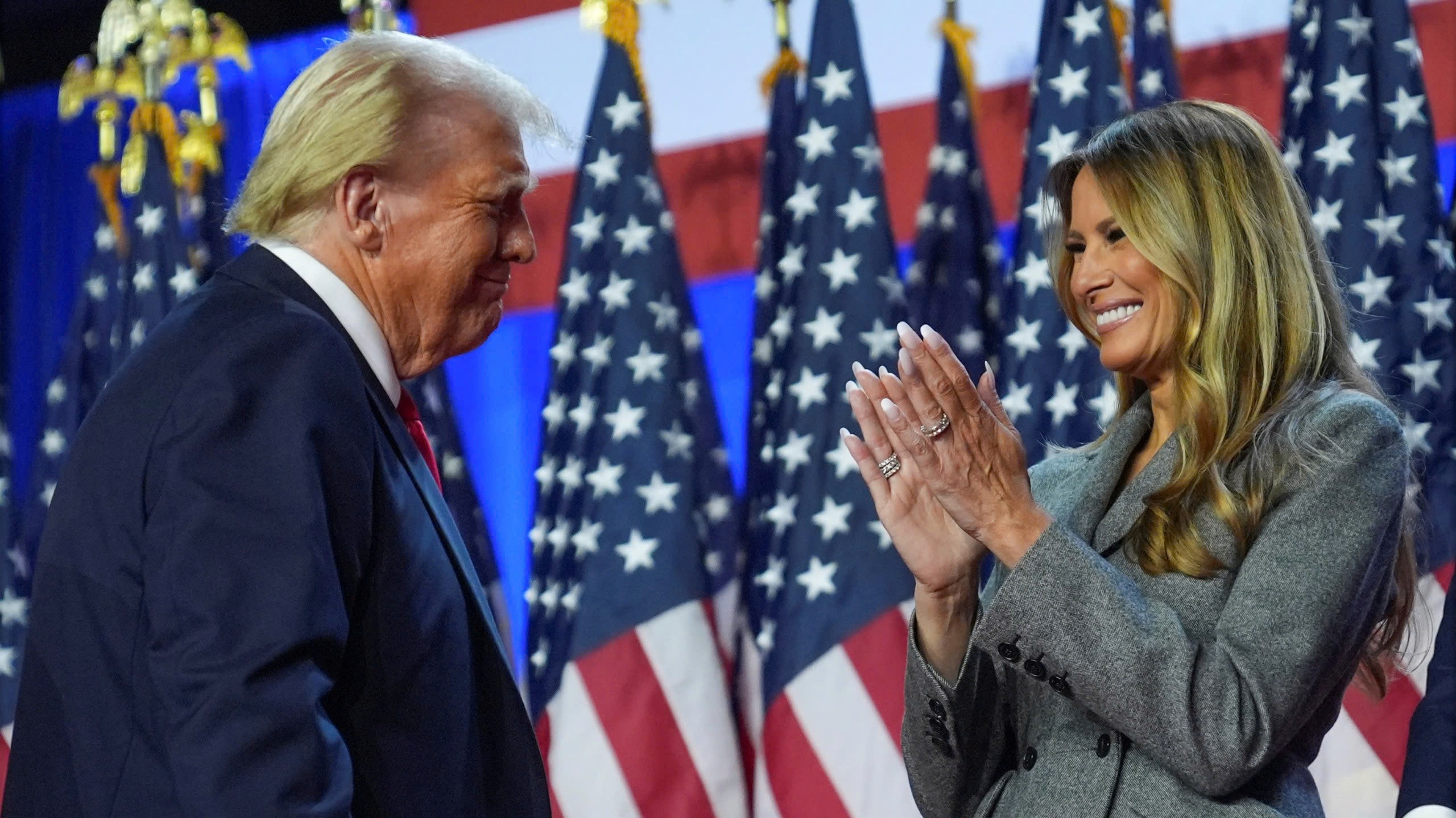 Ba Melania dien do Dior 6.600 USD mung chien thang cua ong Trump hinh anh