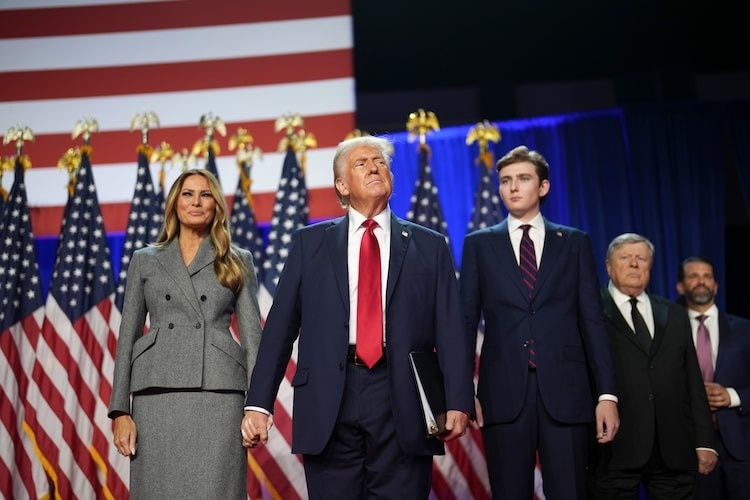 melania_donald_en_bannon_trump_b.jpg