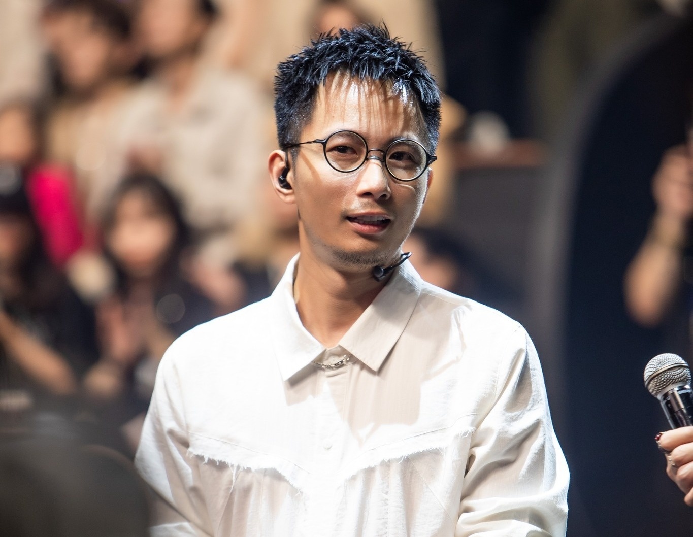 Rhymastic len tieng ve mau thuan cua fan hinh anh