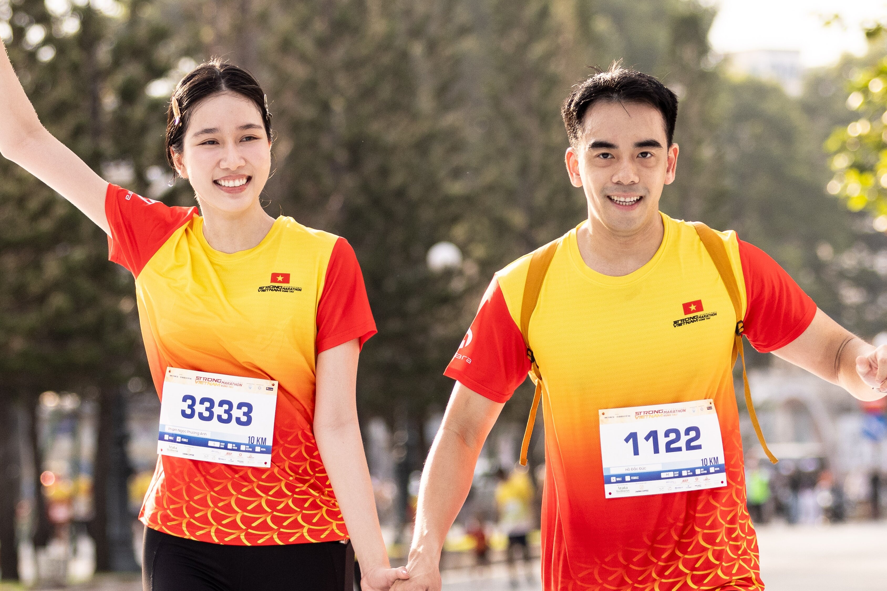 A hau Phuong Anh cung chong chinh phuc cung duong 10 km hinh anh