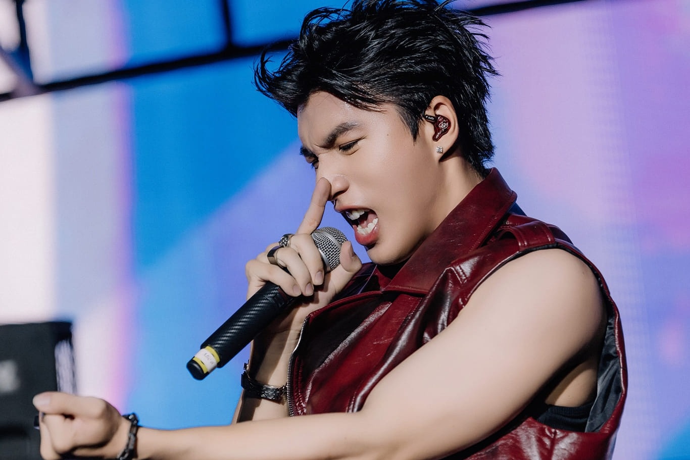 HIEUTHUHAI bi soan ngoi hinh anh