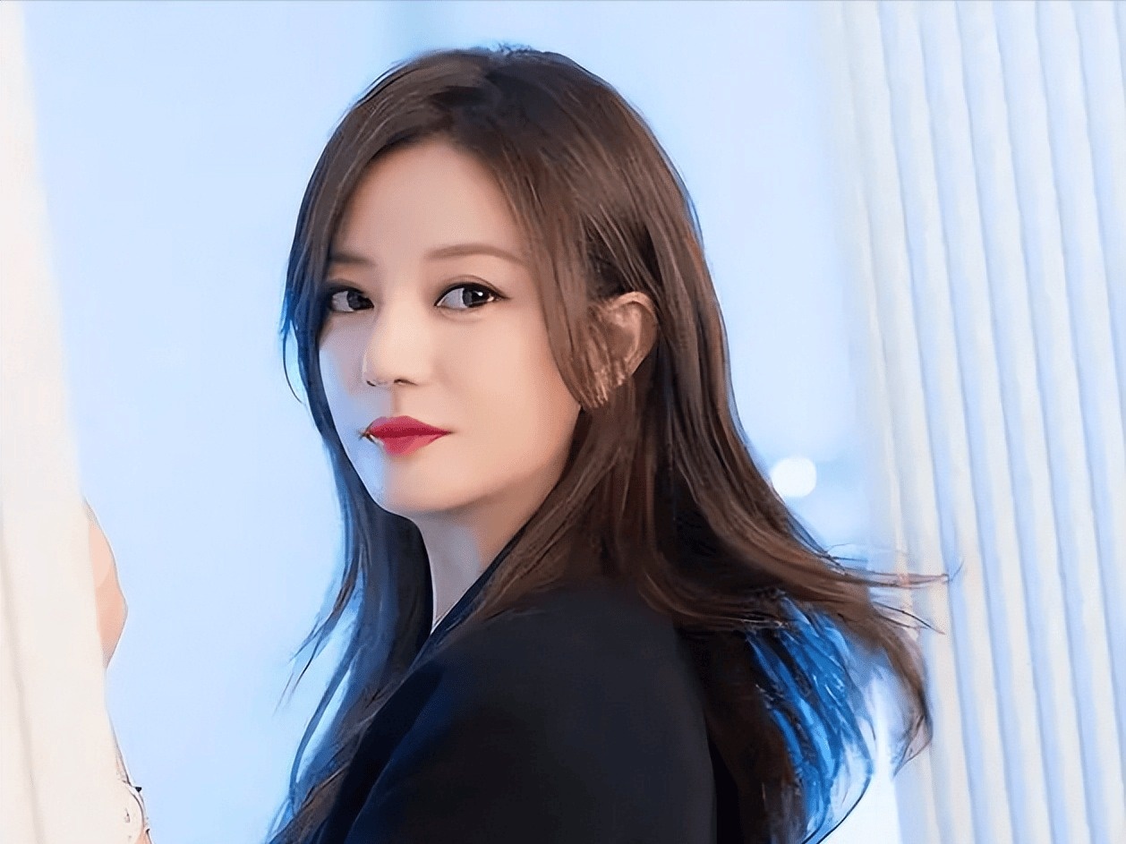 Trieu Vy bi cuong che nop phat hinh anh