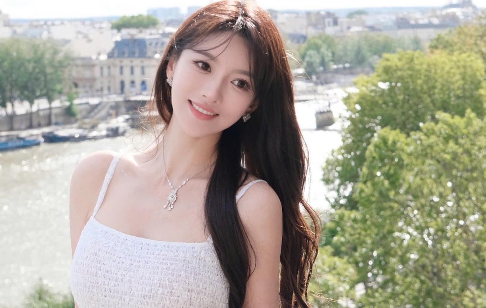 Ban gai Huynh Hieu Minh 'mat hut' hinh anh