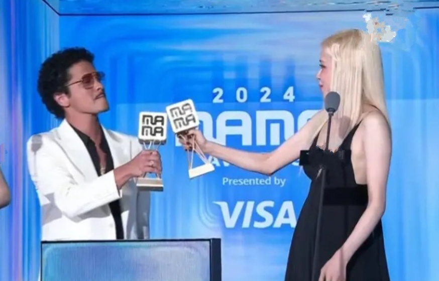 Khoanh khac an mung gay sot cua Rose va Bruno Mars hinh anh