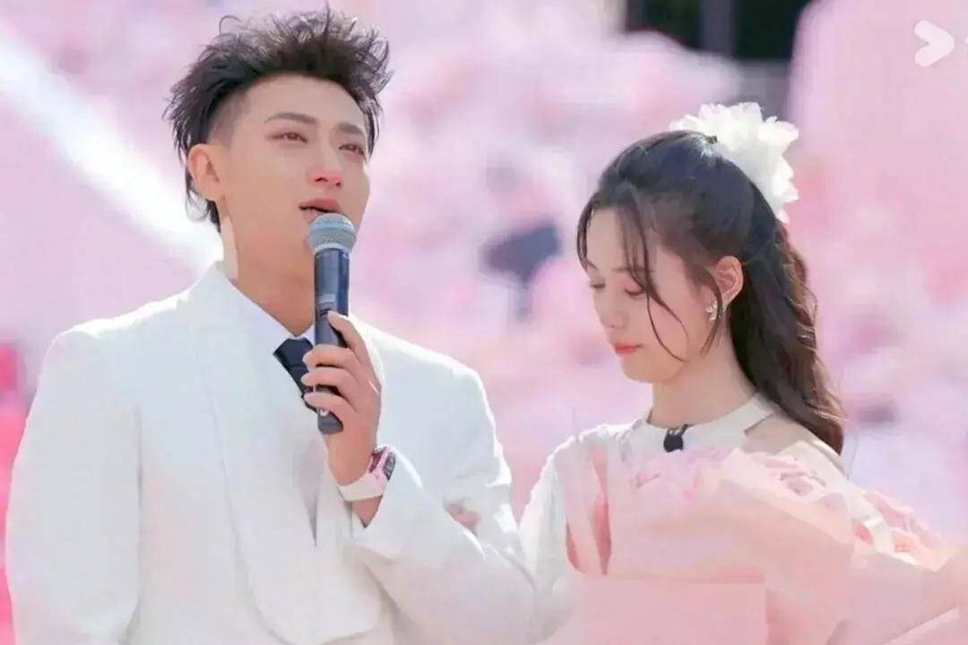 Dien vien sieu giau Hoang Tu Thao ket hon hinh anh