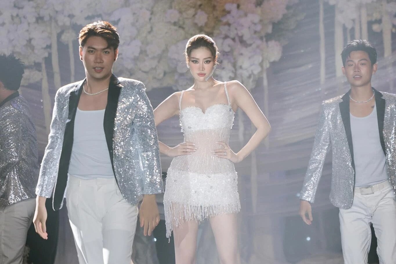 Chong Khanh Van len tieng hinh anh