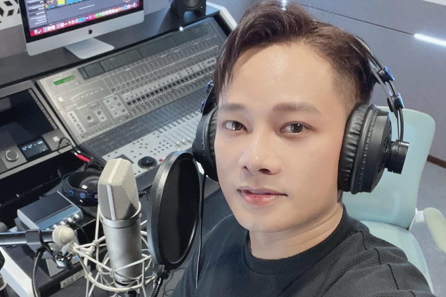 Anh Quan Idol noi ve thoi gian song gio hinh anh