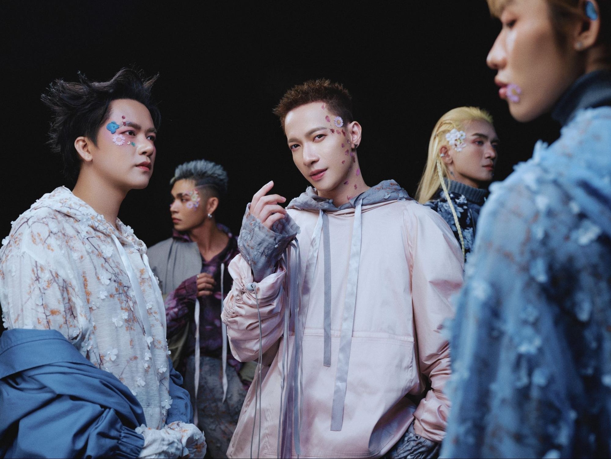 Tranh cai quanh nhom nhac dau tien cua Anh trai vuot ngan chong gai hinh anh