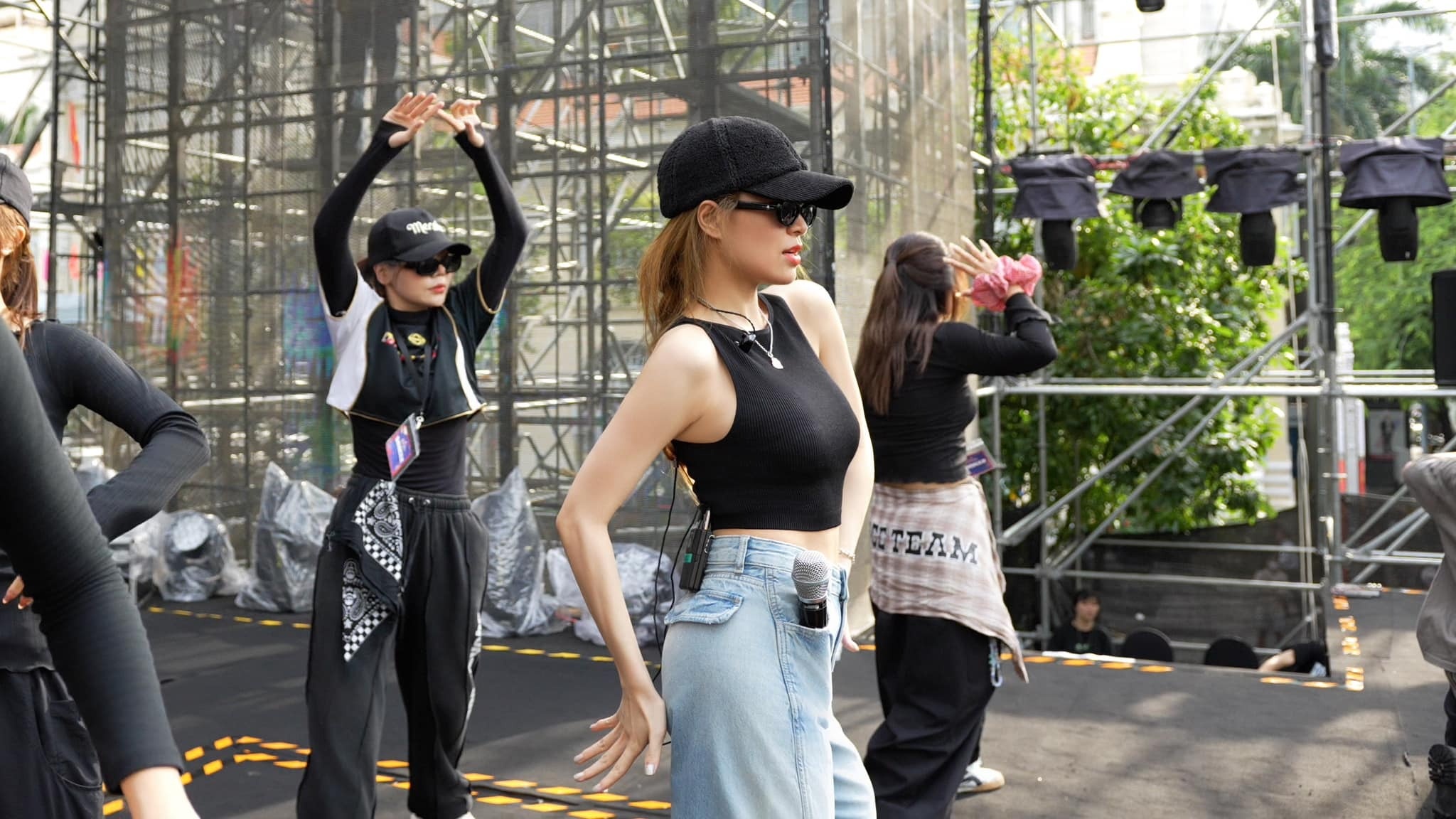 Hoang Thuy Linh khoe eo sau tin sinh con hinh anh