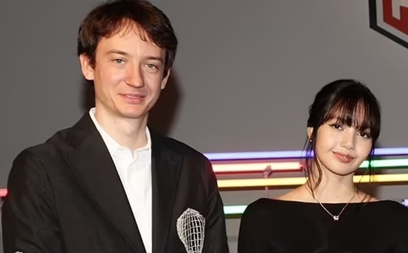 Lisa dua ban trai toi Thai Lan gap gia dinh hinh anh