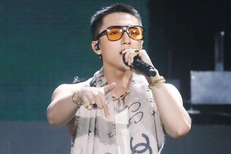 Tranh luan Son Tung tang fan nu chiec ao 180 trieu dong hinh anh