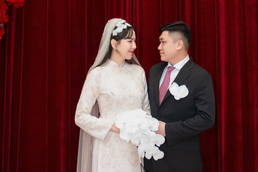 Mai Ngoc dang anh cuoi o nha chong hinh anh