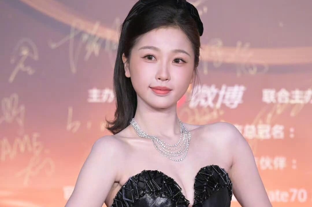 My nhan Hoa ngu mac sexy giua thoi tiet am do hinh anh