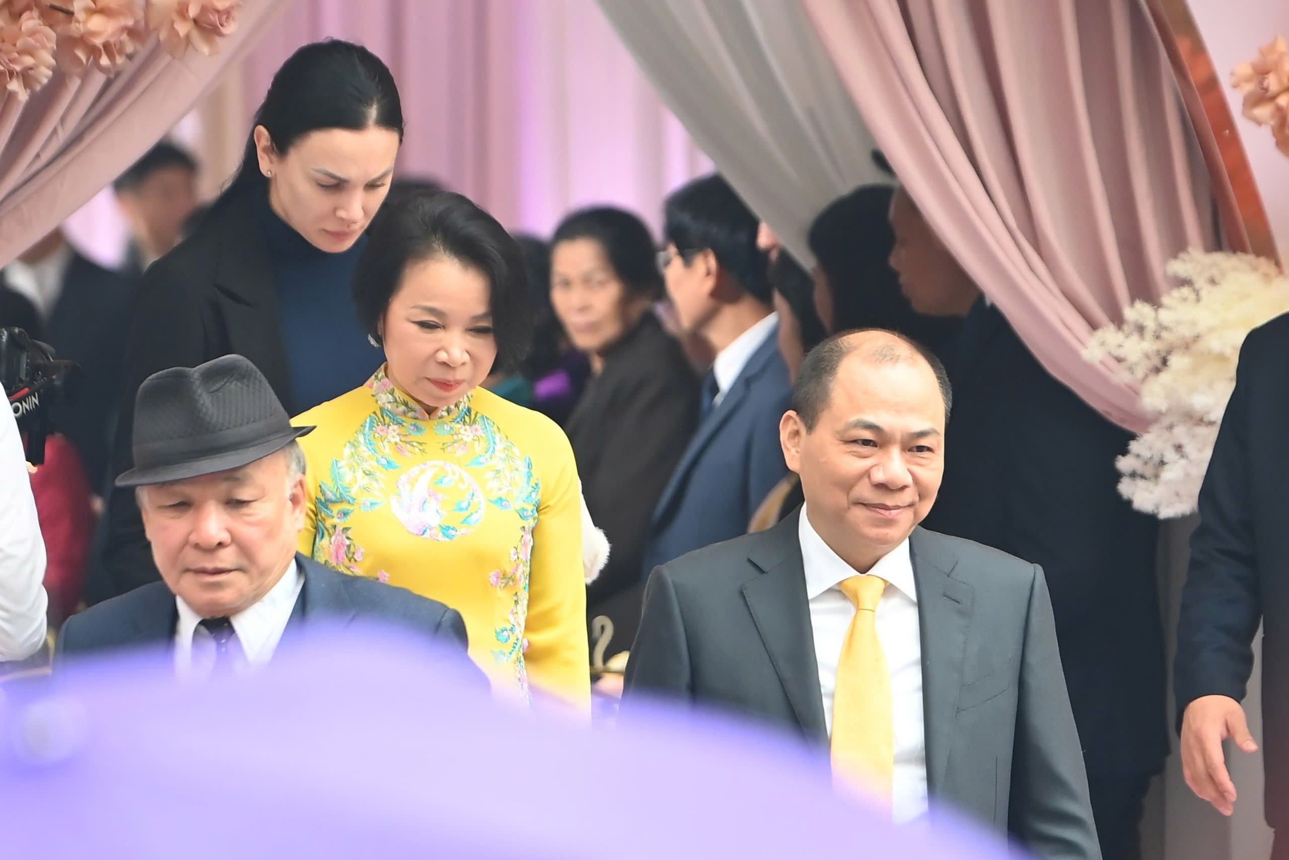 Vo chong ty phu Pham Nhat Vuong trong le an hoi con trai hinh anh