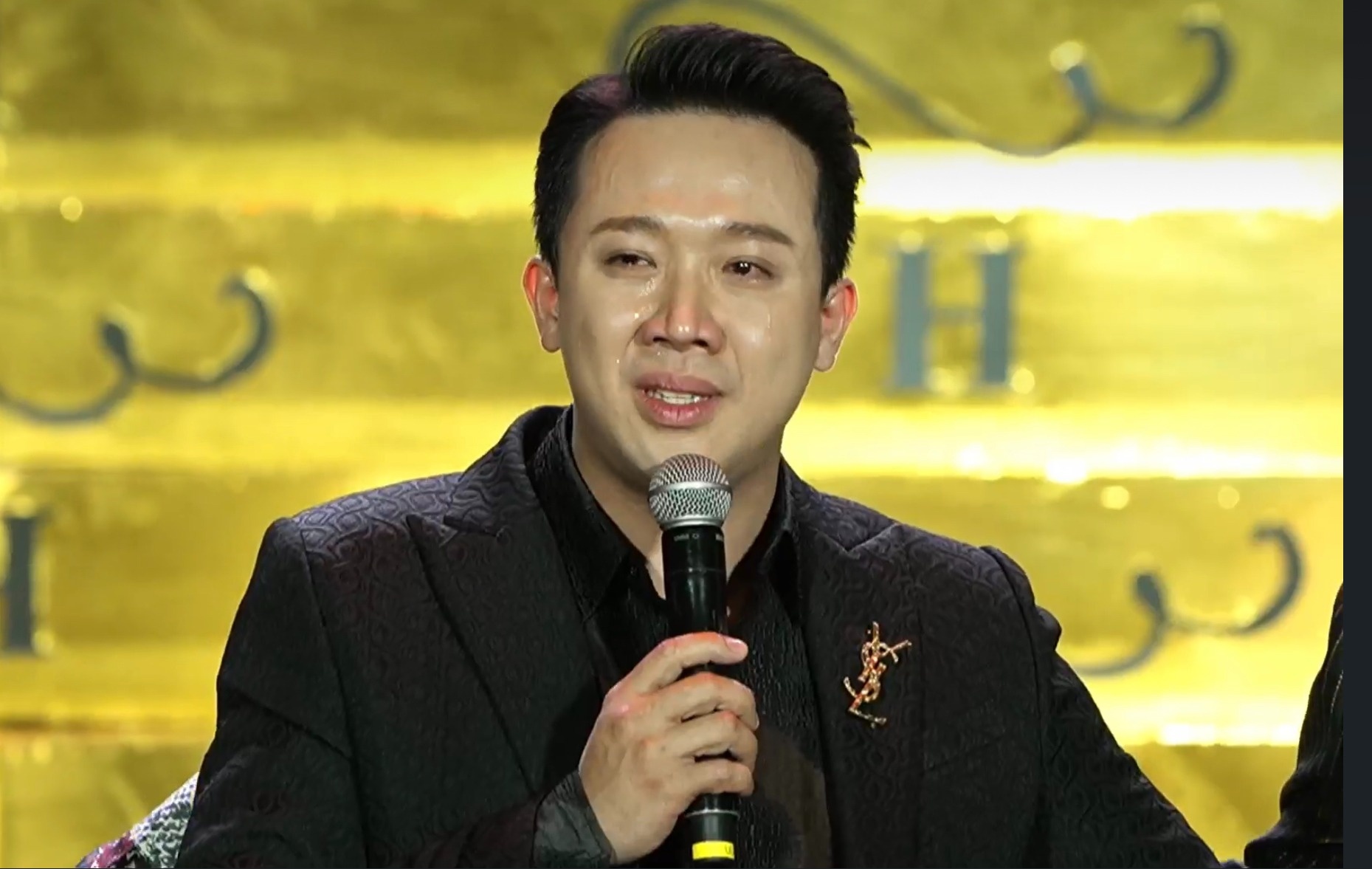 Tran Thanh nan ni khan gia hinh anh