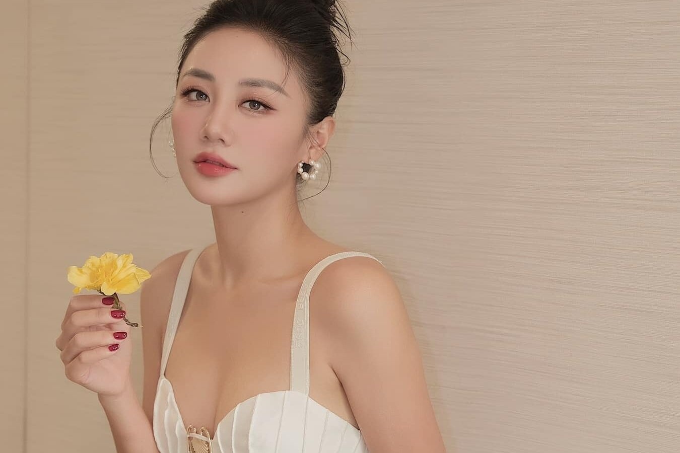 Van Mai Huong tham gia Chi dep dap gio o Trung Quoc hinh anh