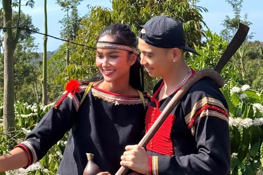 H'Hen Nie cong khai ban trai, Huynh Phuong tinh tu voi Kha Nhu hinh anh